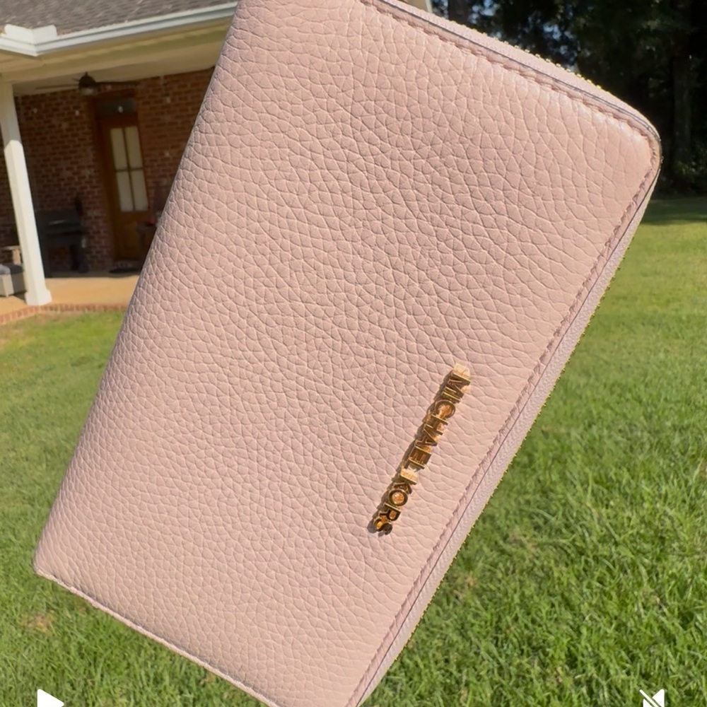 Michael Kors Jet Set Zippered LARGE Continental Pink Wristlet IMMACULATE & CUTE!